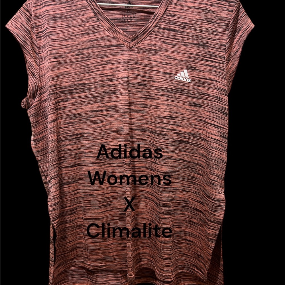 ❤️❤️Terrific Adidas short sleeve top. High low hem. Never worn. Size XL ❤️❤️